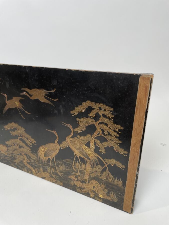 JAPON. PLATEAU rectangulaire en bois laqué or sur fond noir décor de grues parm…