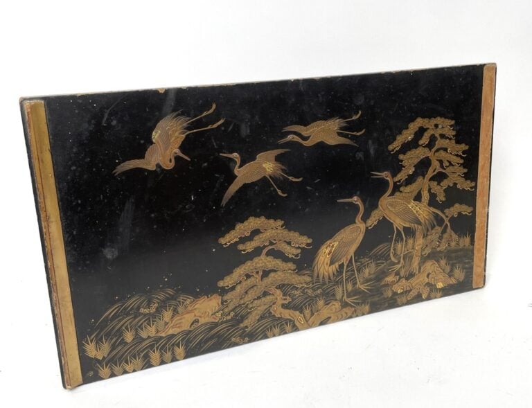 JAPON. PLATEAU rectangulaire en bois laqué or sur fond noir décor de grues parm…