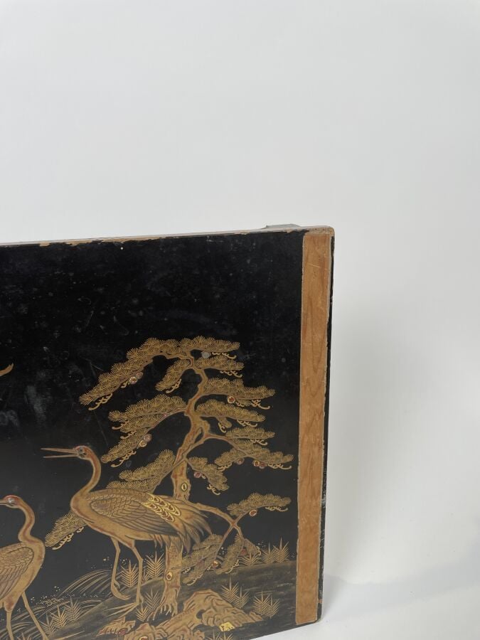 JAPON. PLATEAU rectangulaire en bois laqué or sur fond noir décor de grues parm…