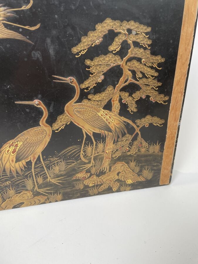 JAPON. PLATEAU rectangulaire en bois laqué or sur fond noir décor de grues parm…