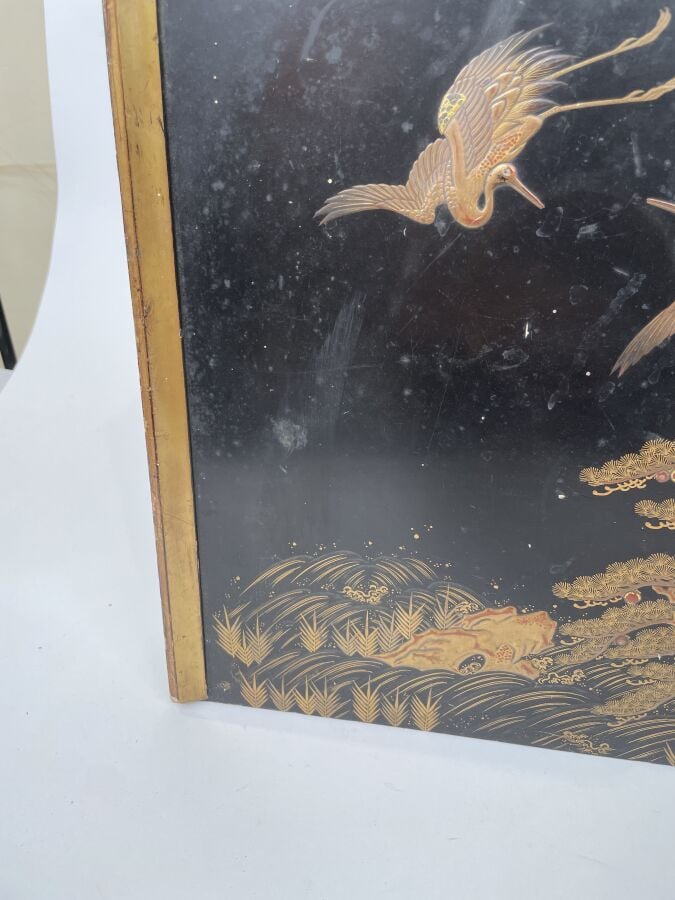 JAPON. PLATEAU rectangulaire en bois laqué or sur fond noir décor de grues parm…
