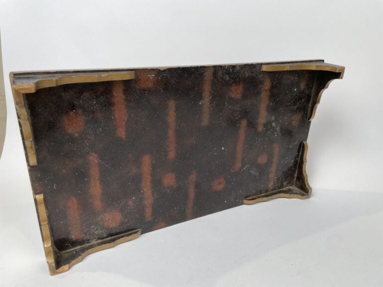 JAPON. PLATEAU rectangulaire en bois laqué or sur fond noir décor de grues parm…