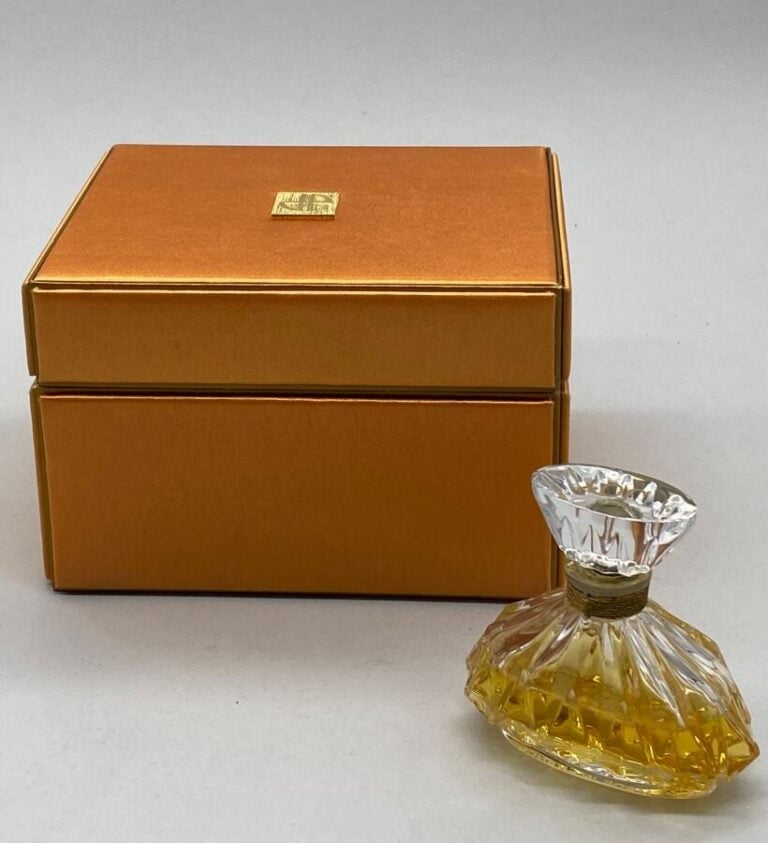 JEAN PATOU, 1 coffret pour "Joy", 1970, flacon en cristal de Baccarat, bouchon…