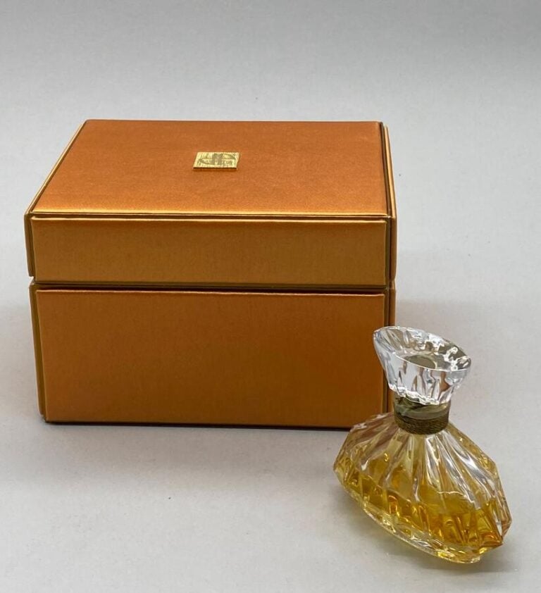 JEAN PATOU, 1 coffret pour "Joy", 1970, flacon en cristal de Baccarat, bouchon…