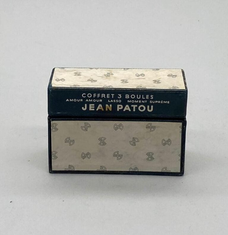 JEAN PATOU, Boite contenant 3 flacons framboise à bouchon émeri pour : - - "Amo…