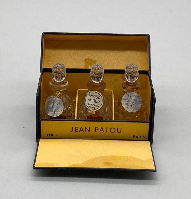 JEAN PATOU, Boite contenant 3 flacons framboise à bouchon émeri pour : - - "Amo…
