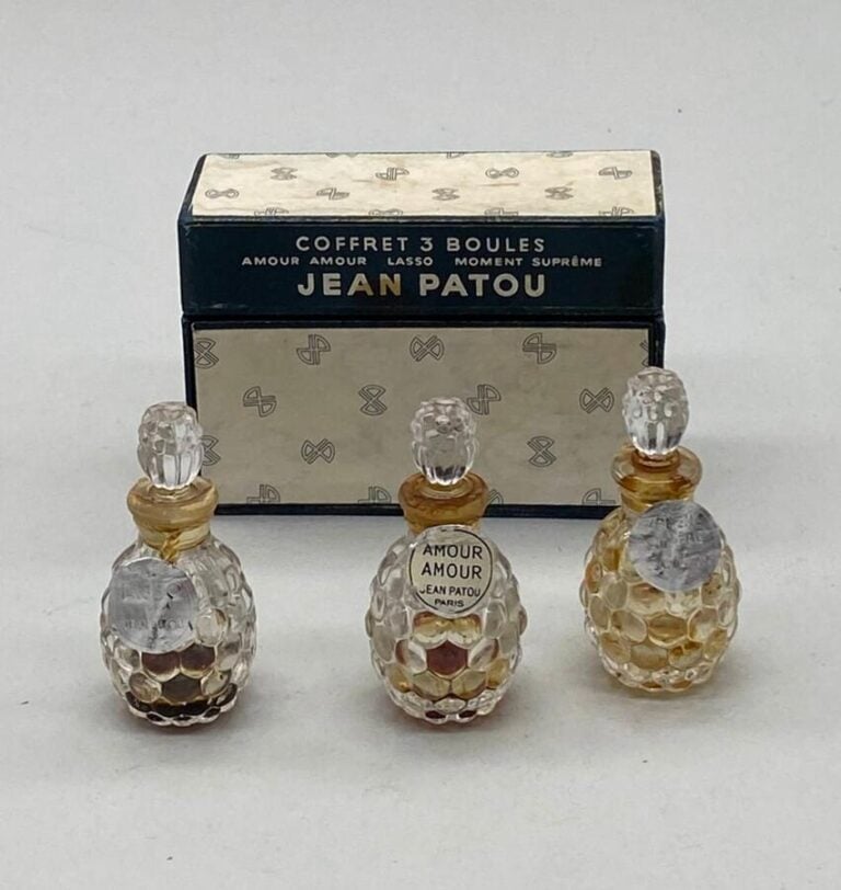 JEAN PATOU, Boite contenant 3 flacons framboise à bouchon émeri pour : - - "Amo…
