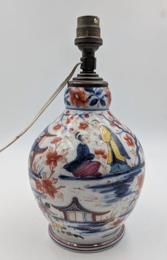 Lampe en porcelaine à décor de personnages sur fond blanc - On joint un vase ov…