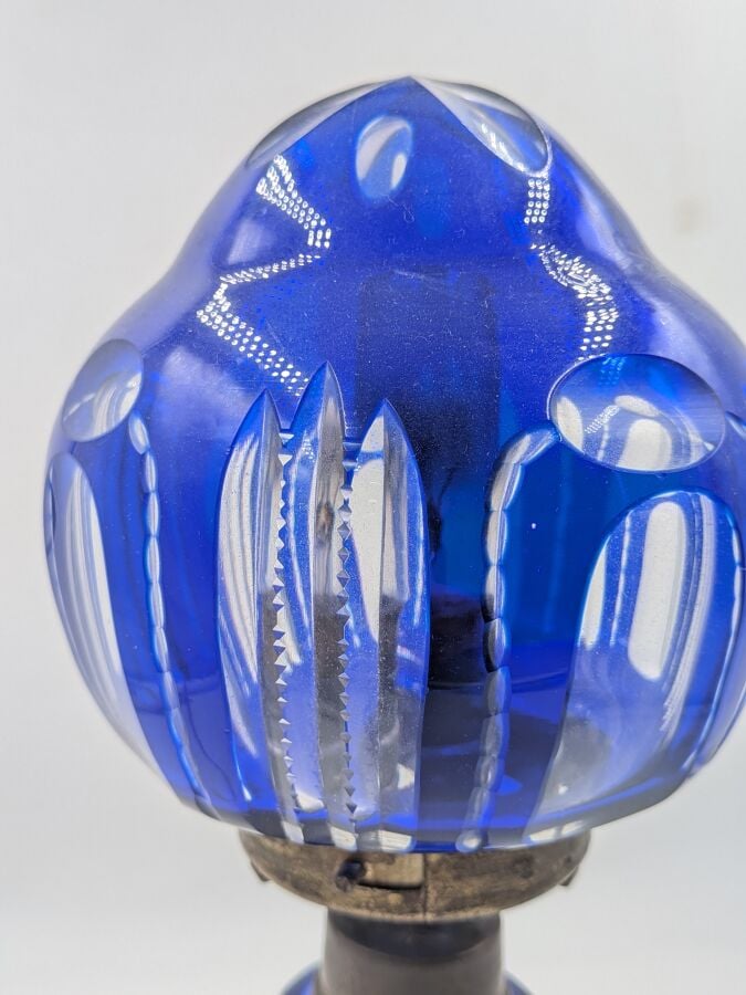 LAMPE en verre bleu et transparent de Bohême, montée à l'électricité - Hauteur…