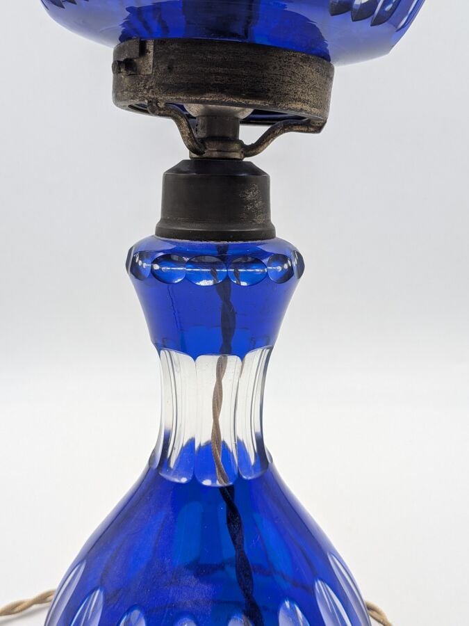 LAMPE en verre bleu et transparent de Bohême, montée à l'électricité - Hauteur…