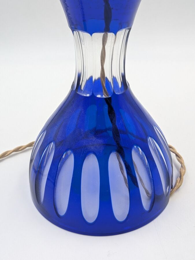 LAMPE en verre bleu et transparent de Bohême, montée à l'électricité - Hauteur…
