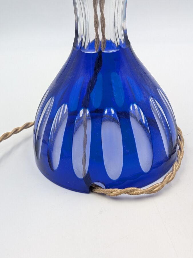 LAMPE en verre bleu et transparent de Bohême, montée à l'électricité - Hauteur…