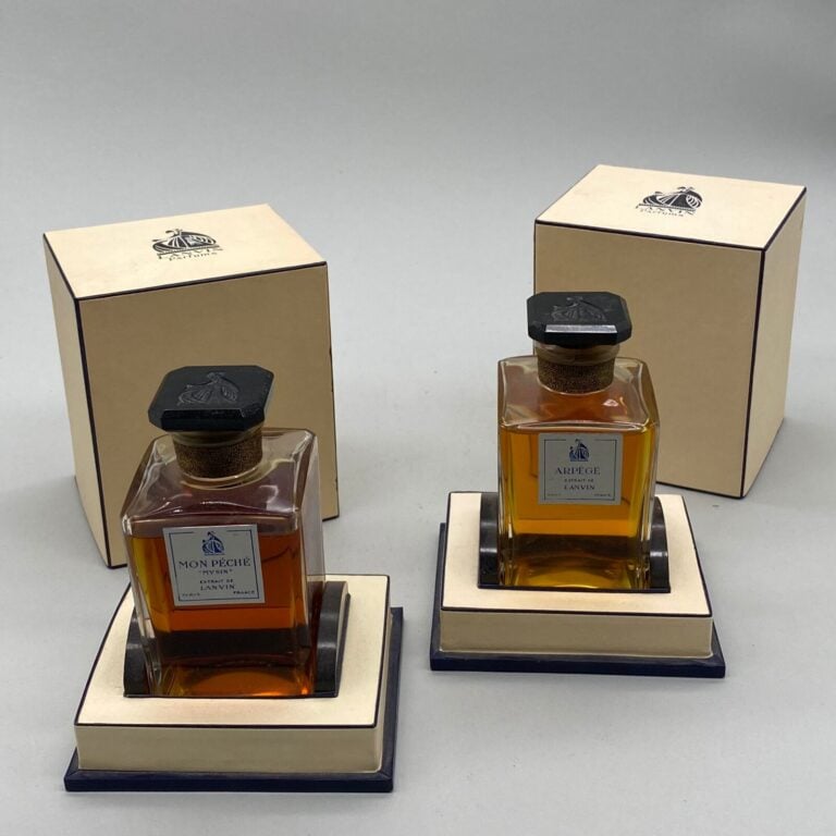 LANVIN, 2 flacons dont : - - 1 flacon pour "Arpège" extrait, bouchon émeri, sce…
