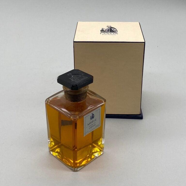 LANVIN, 2 flacons dont : - - 1 flacon pour "Arpège" extrait, bouchon émeri, sce…