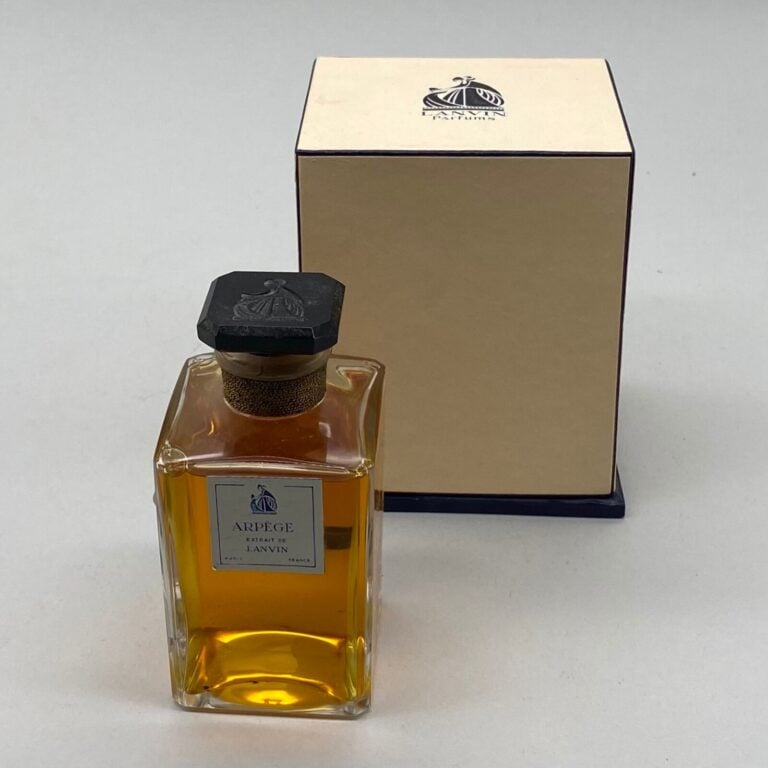 LANVIN, 2 flacons dont : - - 1 flacon pour "Arpège" extrait, bouchon émeri, sce…