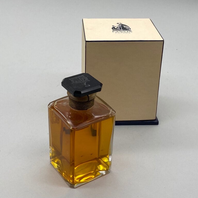 LANVIN, 2 flacons dont : - - 1 flacon pour "Arpège" extrait, bouchon émeri, sce…