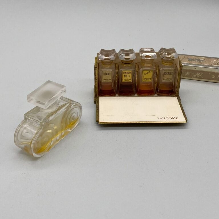 LENTHERIC, "Miracle" bouchon émeri représentant un chapiteau grec, 1950, H. 7 c…