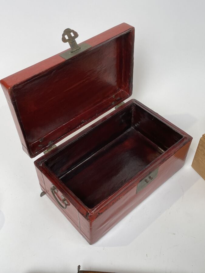 Lot comprenant : COFFRET laqué rouge, bol Japon en céramique, couteau indien, d…