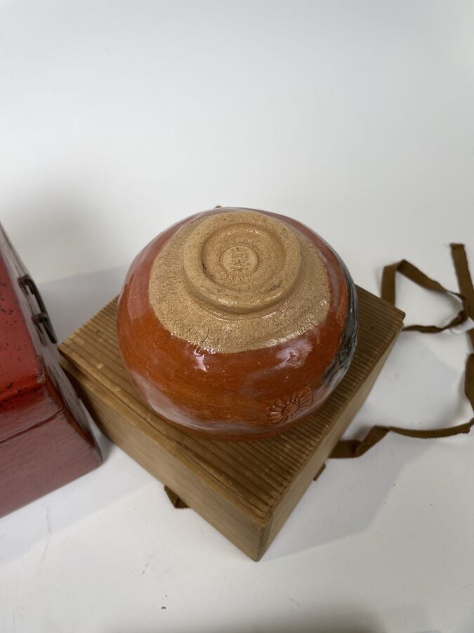 Lot comprenant : COFFRET laqué rouge, bol Japon en céramique, couteau indien, d…