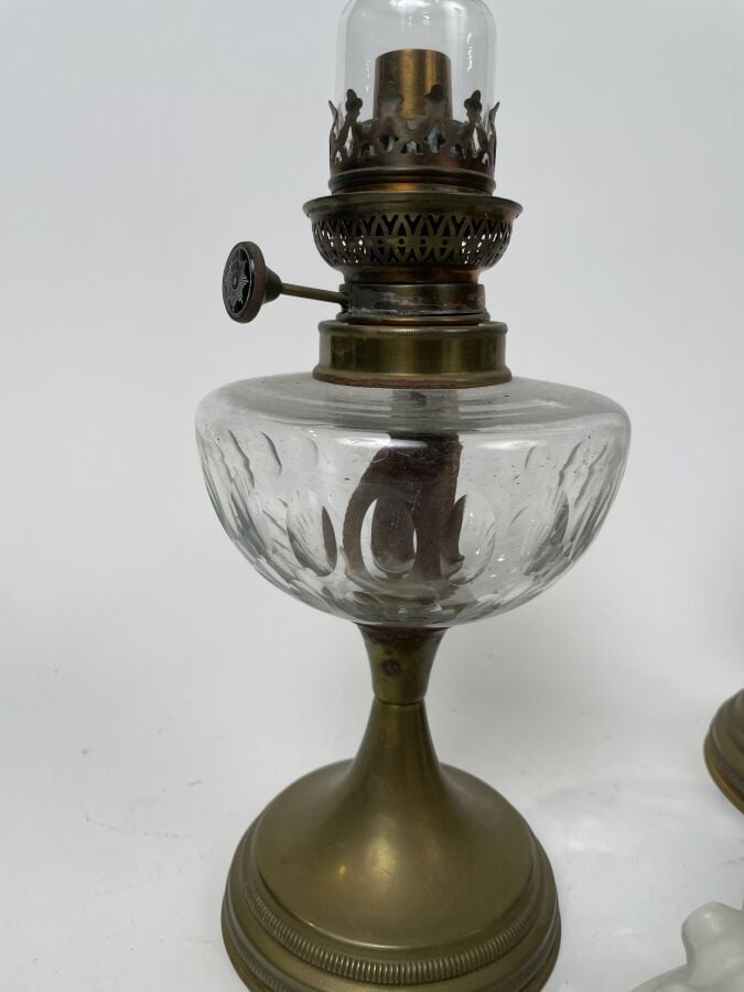 Lot comprenant : deux LAMPES A PETROLE, une LAMPE piétement en bois doré et un…