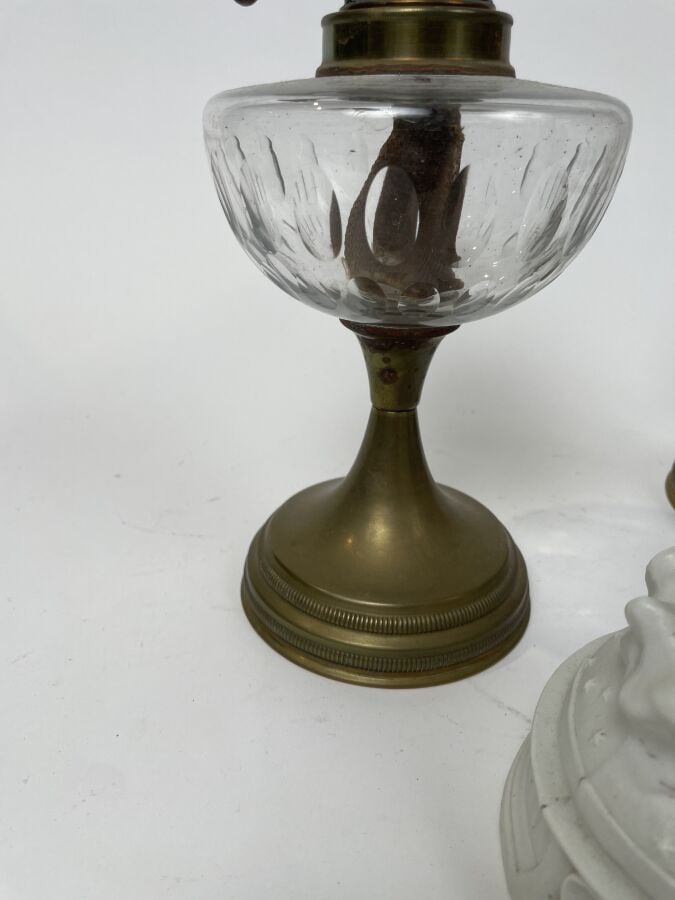 Lot comprenant : deux LAMPES A PETROLE, une LAMPE piétement en bois doré et un…