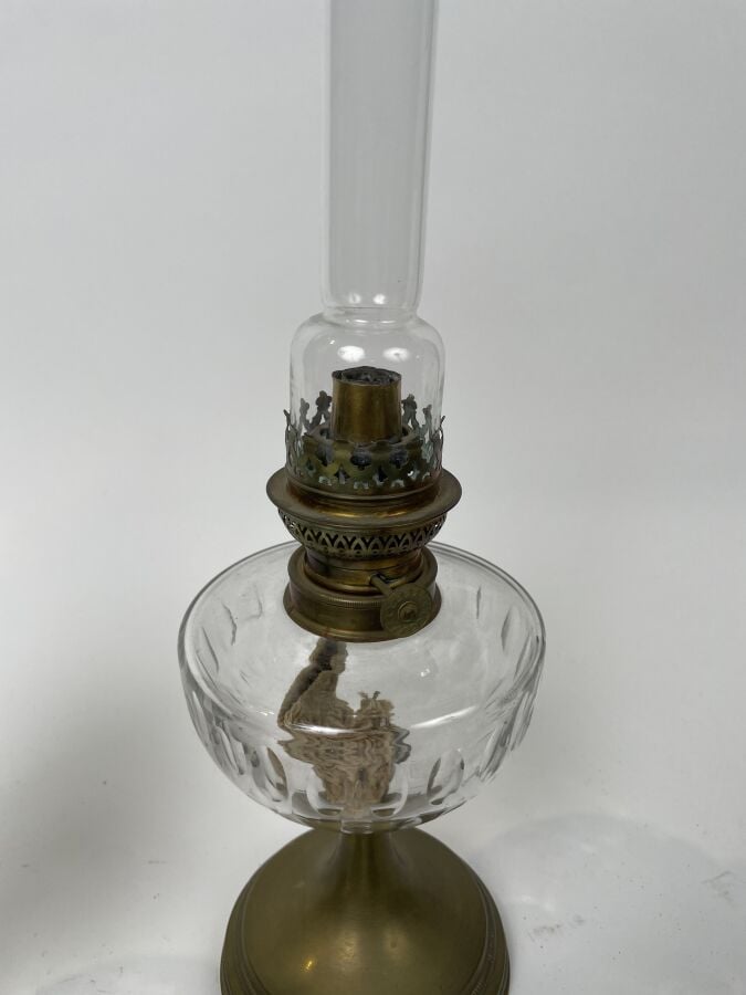 Lot comprenant : deux LAMPES A PETROLE, une LAMPE piétement en bois doré et un…