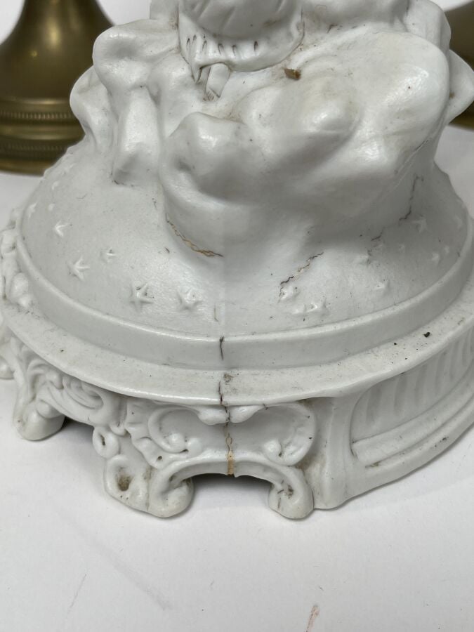 Lot comprenant : deux LAMPES A PETROLE, une LAMPE piétement en bois doré et un…