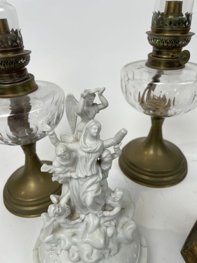Lot comprenant : deux LAMPES A PETROLE, une LAMPE piétement en bois doré et un…