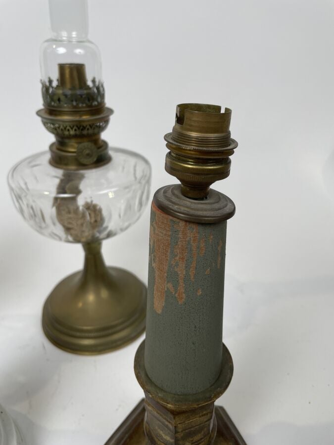 Lot comprenant : deux LAMPES A PETROLE, une LAMPE piétement en bois doré et un…