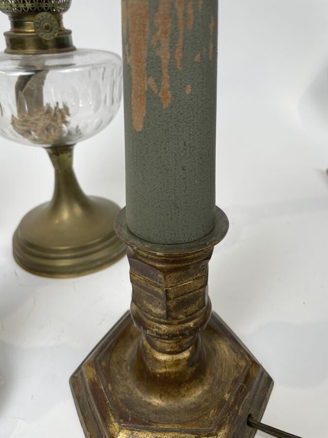 Lot comprenant : deux LAMPES A PETROLE, une LAMPE piétement en bois doré et un…