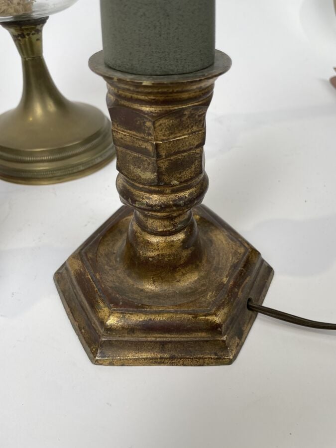 Lot comprenant : deux LAMPES A PETROLE, une LAMPE piétement en bois doré et un…