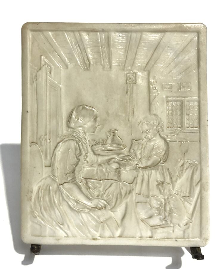 Lot comprenant : - - Lithophanie en porcelaine moulée a sujet de femmes et d'en…