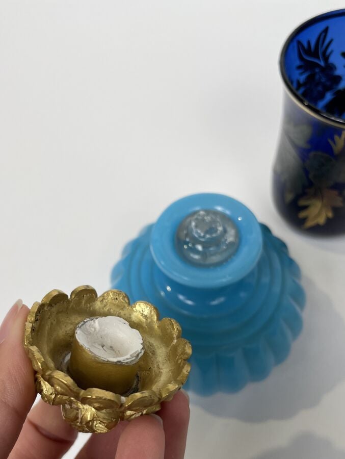 Lot comprenant : - - Lithophanie en porcelaine moulée a sujet de femmes et d'en…