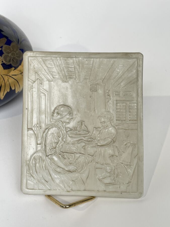 Lot comprenant : - - Lithophanie en porcelaine moulée a sujet de femmes et d'en…