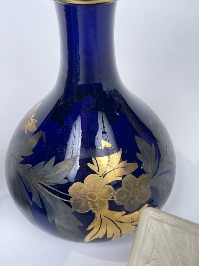 Lot comprenant : - - Lithophanie en porcelaine moulée a sujet de femmes et d'en…