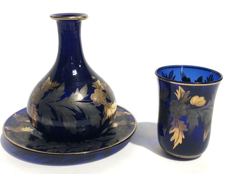 Lot comprenant : - - Lithophanie en porcelaine moulée a sujet de femmes et d'en…