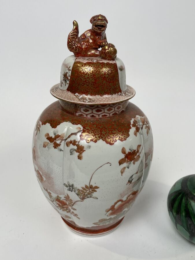 Lot comprenant : PERSONNAGE en grès émaillé bleu, petit VASE boule émaillé vert…