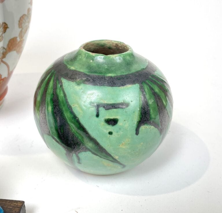 Lot comprenant : PERSONNAGE en grès émaillé bleu, petit VASE boule émaillé vert…