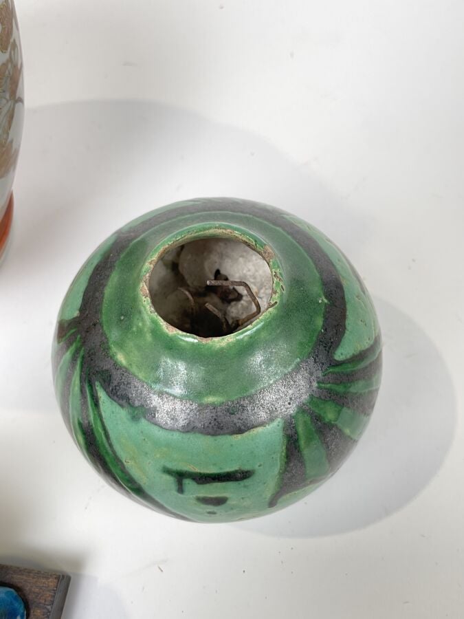 Lot comprenant : PERSONNAGE en grès émaillé bleu, petit VASE boule émaillé vert…