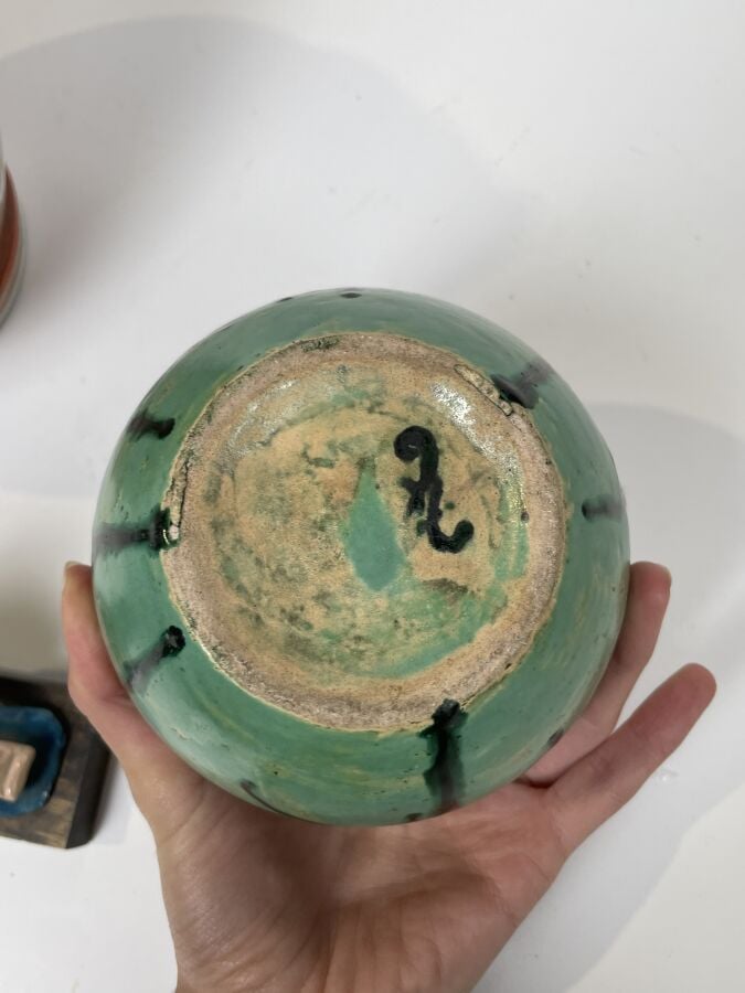 Lot comprenant : PERSONNAGE en grès émaillé bleu, petit VASE boule émaillé vert…