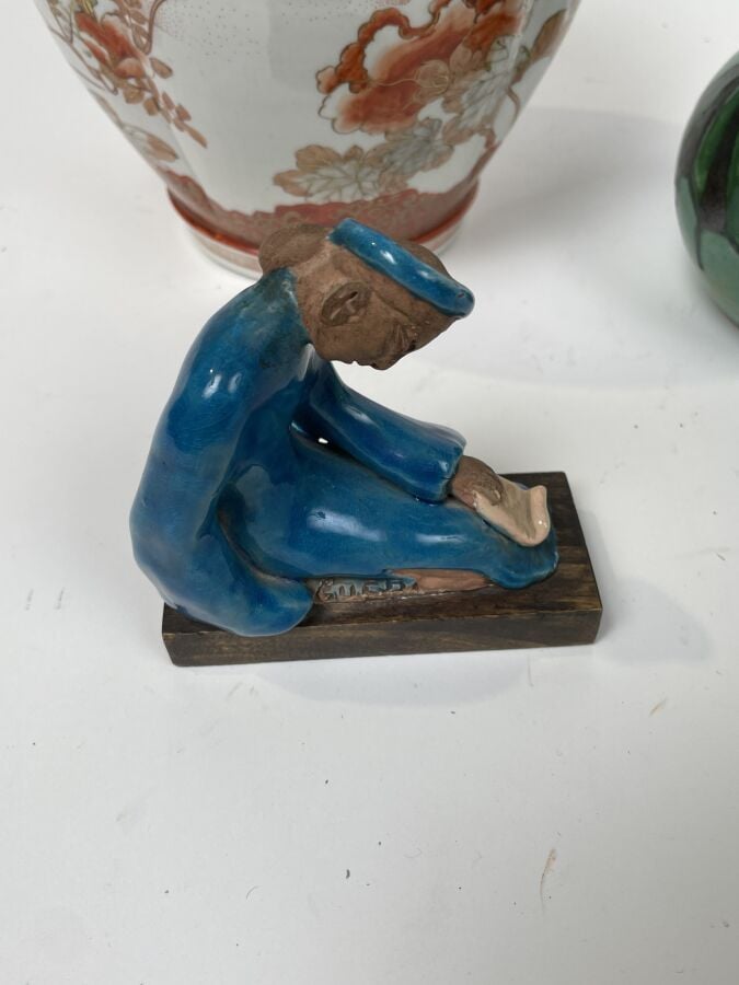 Lot comprenant : PERSONNAGE en grès émaillé bleu, petit VASE boule émaillé vert…