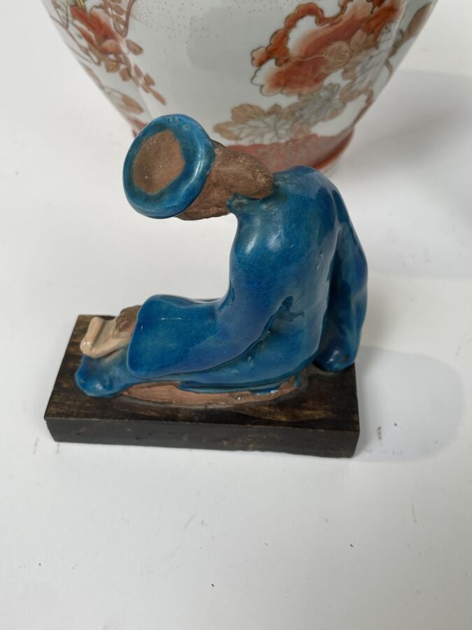 Lot comprenant : PERSONNAGE en grès émaillé bleu, petit VASE boule émaillé vert…