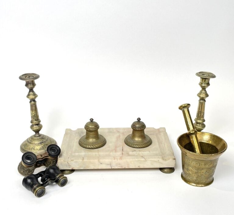 Lot comprenant : un ENCRIER double base en marbre (30.5 x 19 cm), deux BOUGEOIR…