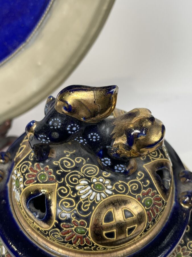 Lot comprenant un PLAT en céramique à fond bleu et métal (Diamètre : 40 cm) et…