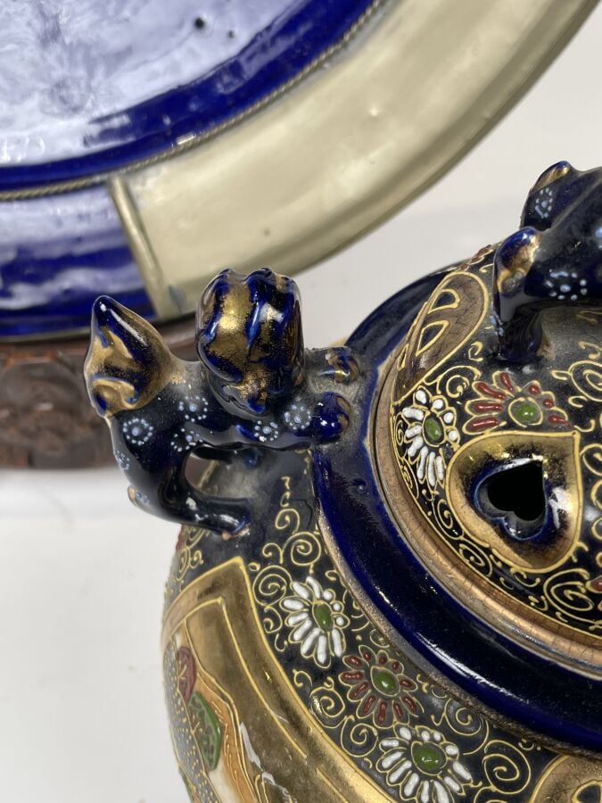 Lot comprenant un PLAT en céramique à fond bleu et métal (Diamètre : 40 cm) et…