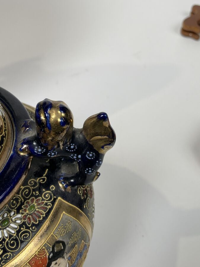 Lot comprenant un PLAT en céramique à fond bleu et métal (Diamètre : 40 cm) et…
