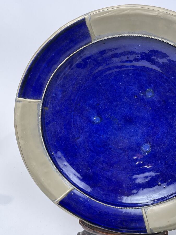 Lot comprenant un PLAT en céramique à fond bleu et métal (Diamètre : 40 cm) et…