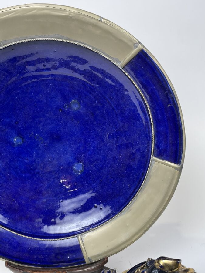 Lot comprenant un PLAT en céramique à fond bleu et métal (Diamètre : 40 cm) et…