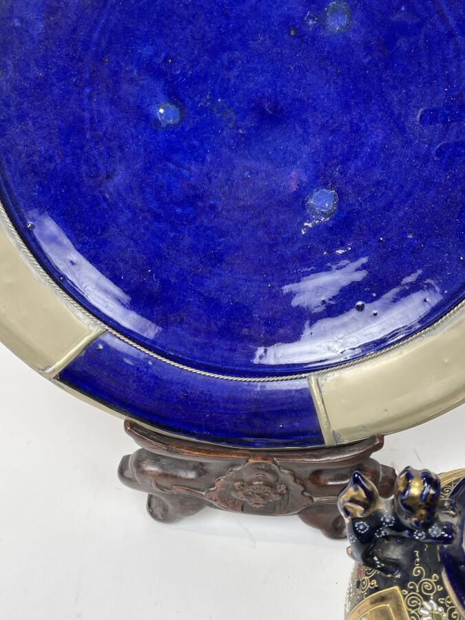 Lot comprenant un PLAT en céramique à fond bleu et métal (Diamètre : 40 cm) et…