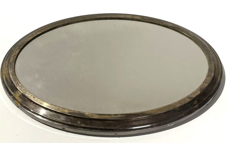 LOT comprenant : Un surtout de table ovale foncé de miroir ( 49 x 34 cm), un vi…